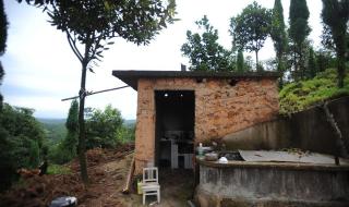 一个老和尚在山洞里练功